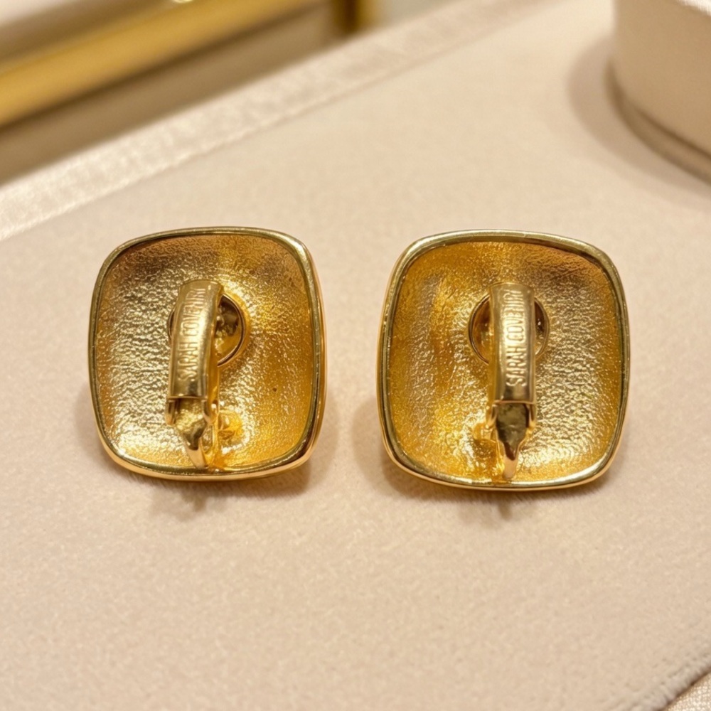 Vintage SARAH COVENTRY Red Gold Tone Square Clip on Earrings Stamped Signed - Picture 3 of 3